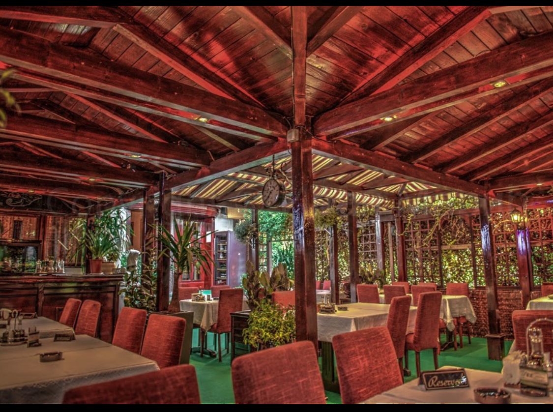 Elegantna unutrašnjost restorana sa toplom atmosferom