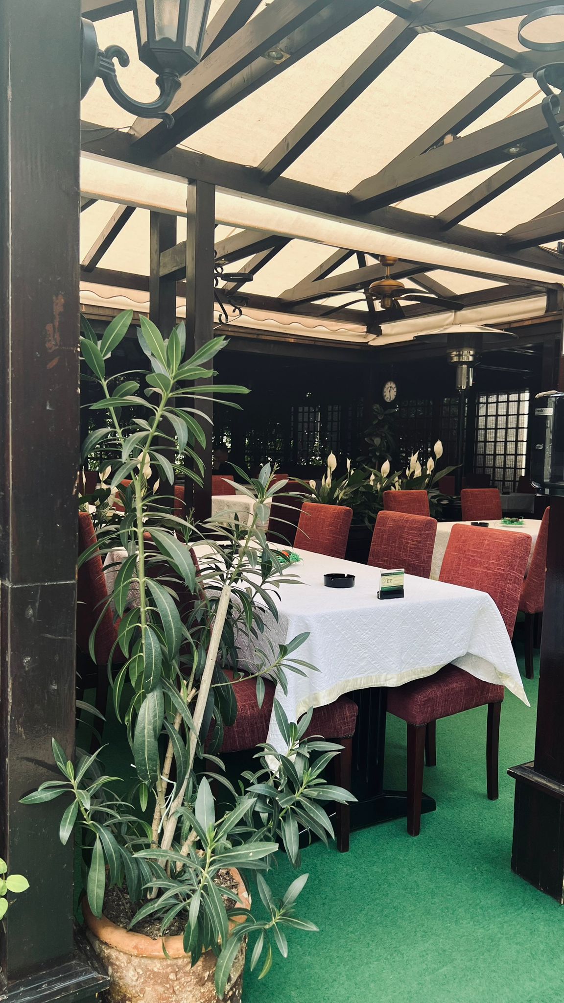 Spoljašnji prostor sa drvenom pergolom