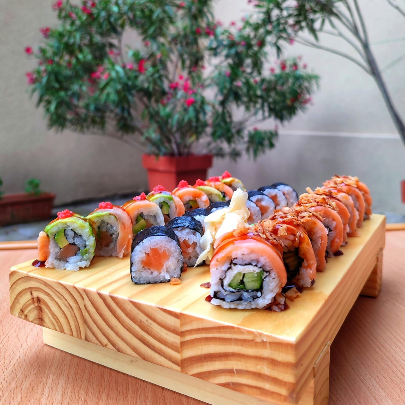 Raznolika sushi plata sa svežim rolnicama